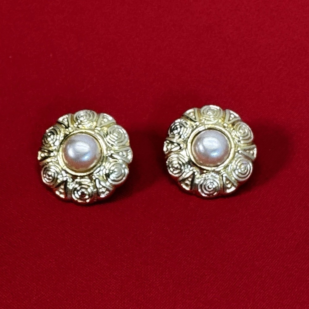 Vintage Gold Tone Faux Pearl Clip On Earrings Textured Swirl Button Round‎